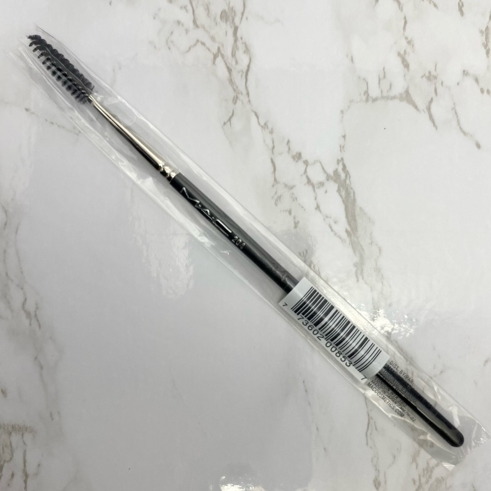 MAC Cosmetics 204S Lash Brush - Picture 3 of 3